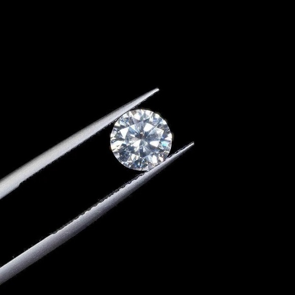 1ct Classic White Lab-Created Diamond - VVS1 Clarity - Colour D - 6.23 x 3.40 mm - Picture 2 of 5